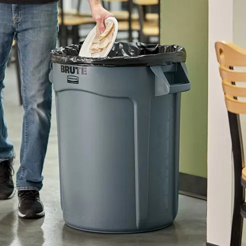 Basurero Redondo Brute de 32 Galones, Color Gris RUBBERMAID FG263200GRAY