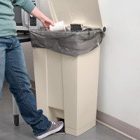 Basurero con Pedal de 23 Galones de Color Beige RUBBERMAID FG614600BEIG 2