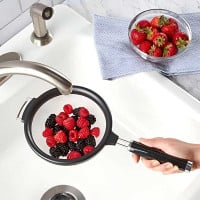 Colador Clasico Negro con Borde de Metal  de 7 Pulgadas  KITCHEN AID KCG161OHOBE 2