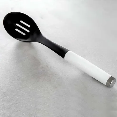 Cuchara Clasica Ranurda de Nylon con Puno Blanco KITCHEN AID KCG004OHWHE